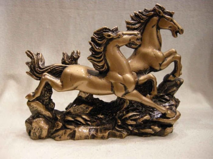 Nếu bạn đang tìm kiếm một đồ vật trong nhà cho người hay chơi lô đề thì tượng ngựa là gợi ý hay
